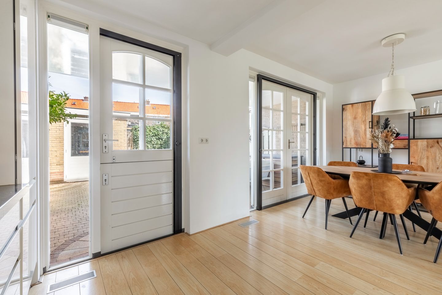 Spacious family home with 4 bedrooms, 10 solar panels and garden veranda — 17