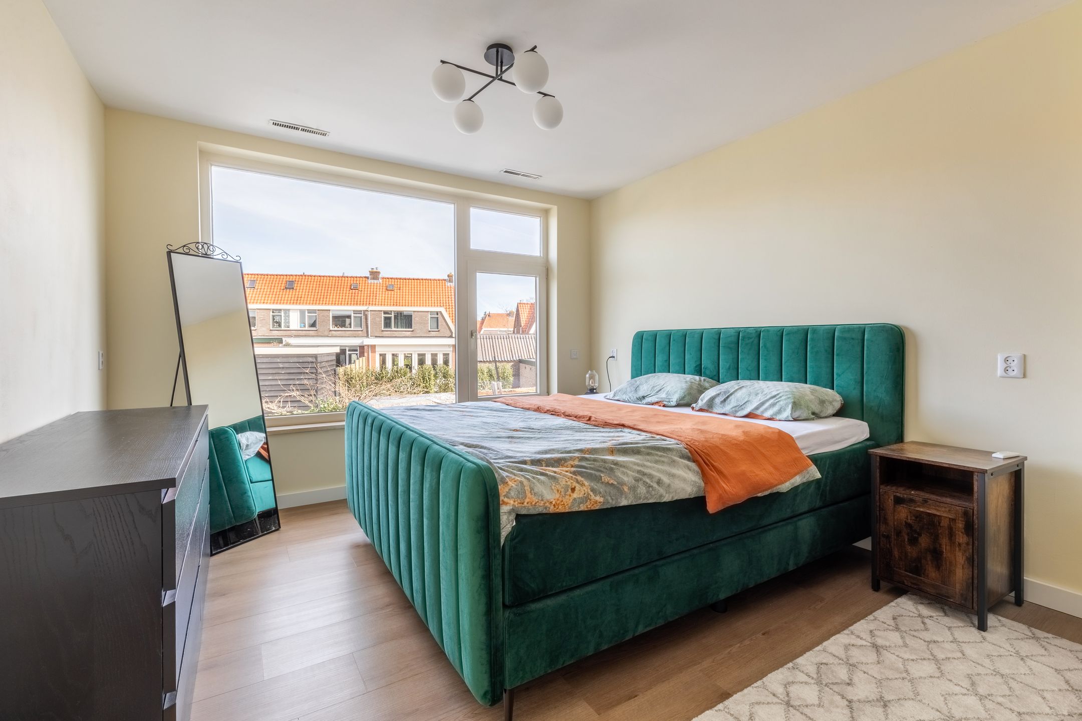 Spacious family home with 4 bedrooms, 10 solar panels and garden veranda — 19