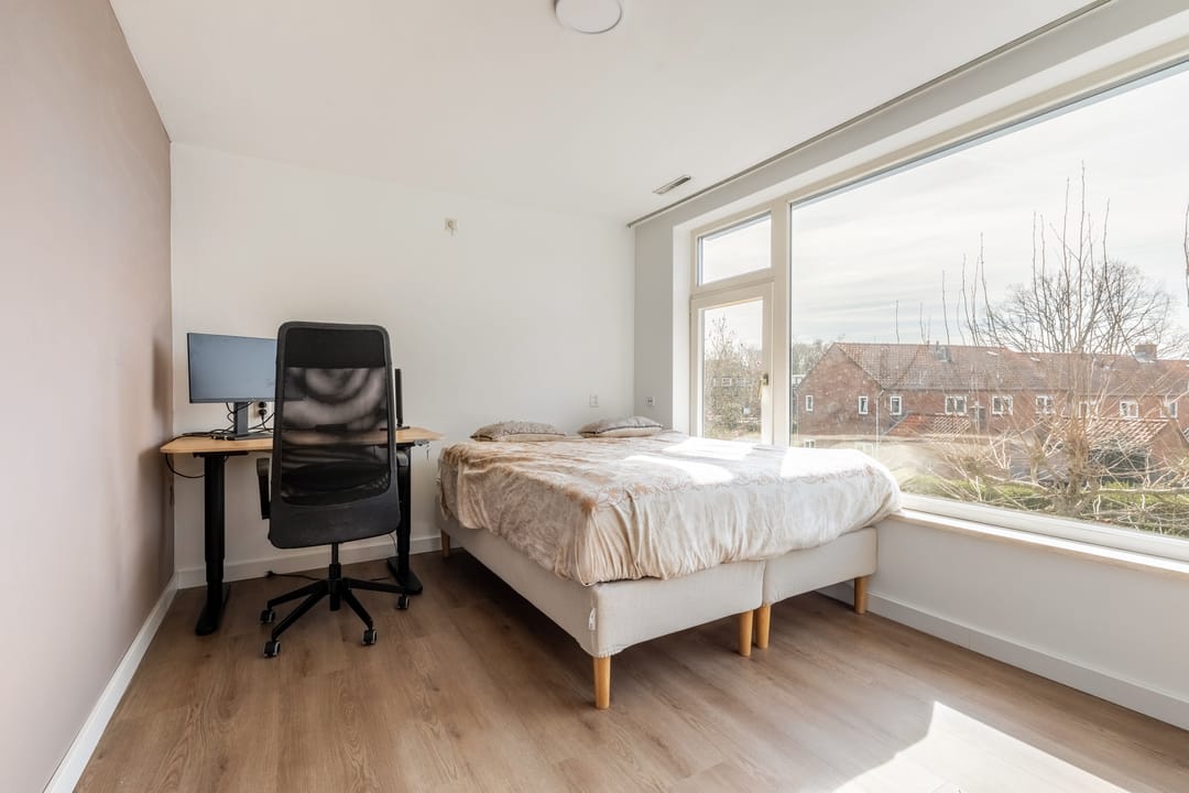 Spacious family home with 4 bedrooms, 10 solar panels and garden veranda — 21