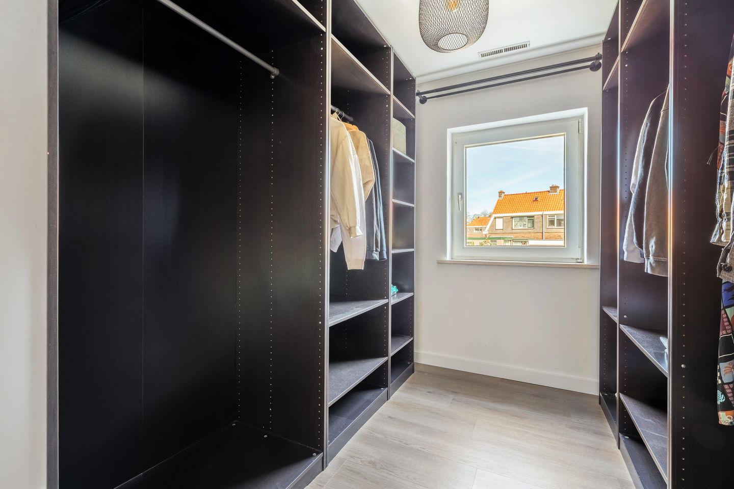 Spacious family home with 4 bedrooms, 10 solar panels and garden veranda — 23