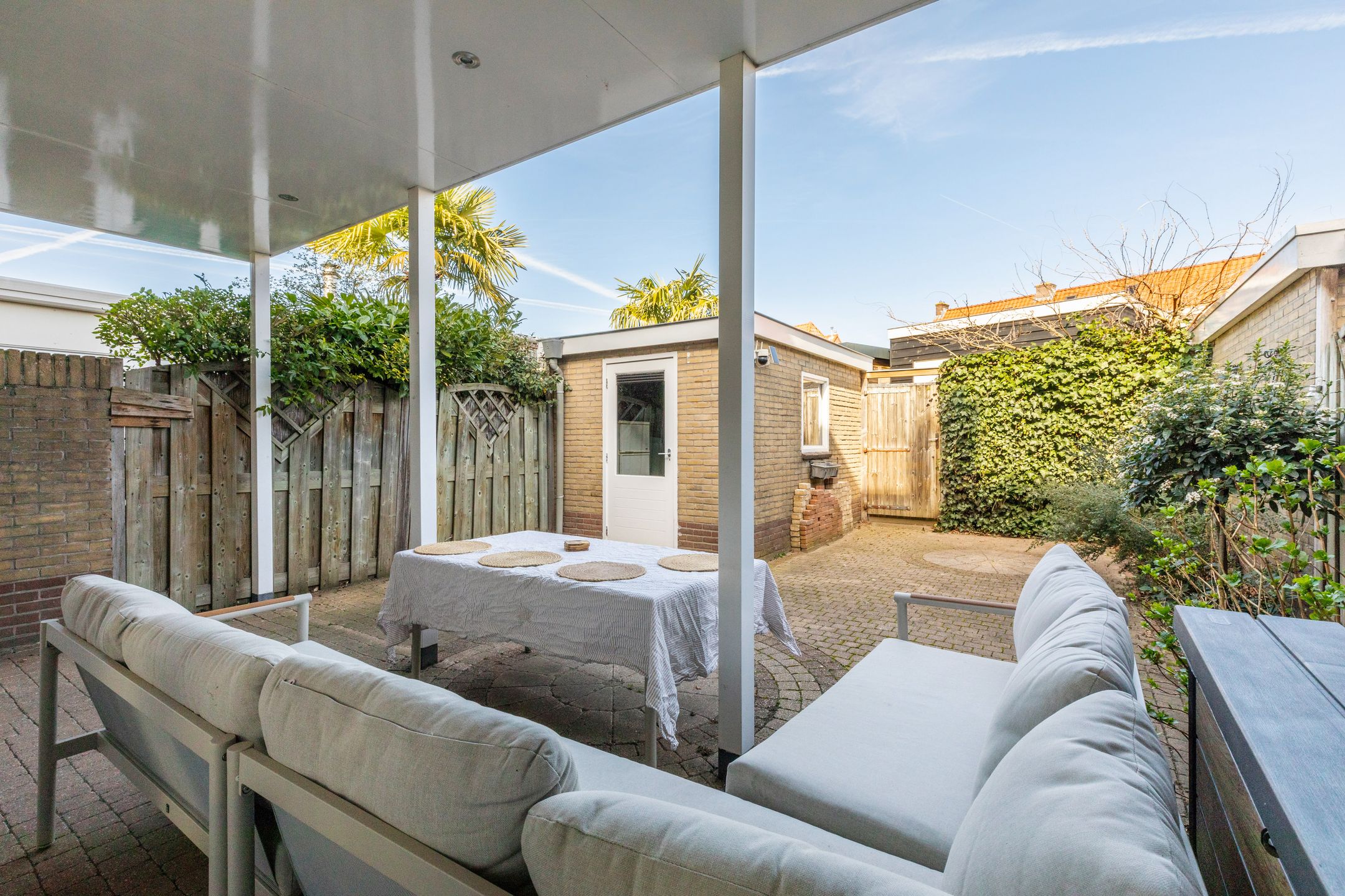 Spacious family home with 4 bedrooms, 10 solar panels and garden veranda — 28