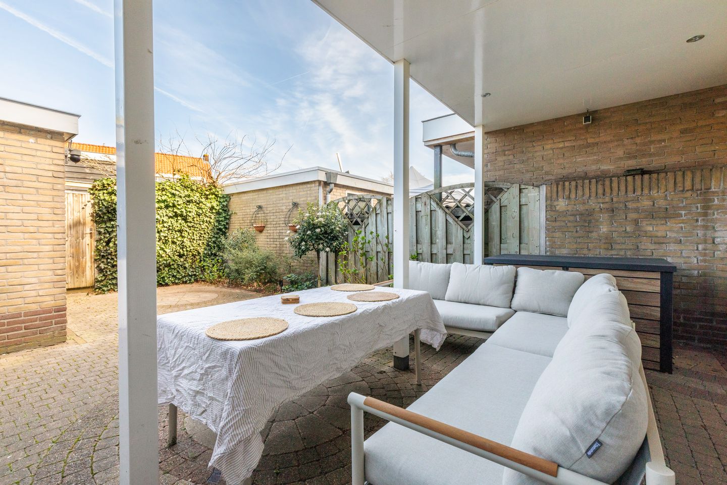 Spacious family home with 4 bedrooms, 10 solar panels and garden veranda — 27