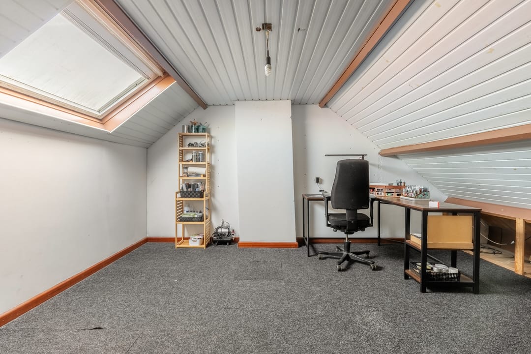 Spacious family home with 4 bedrooms, 10 solar panels and garden veranda — 26