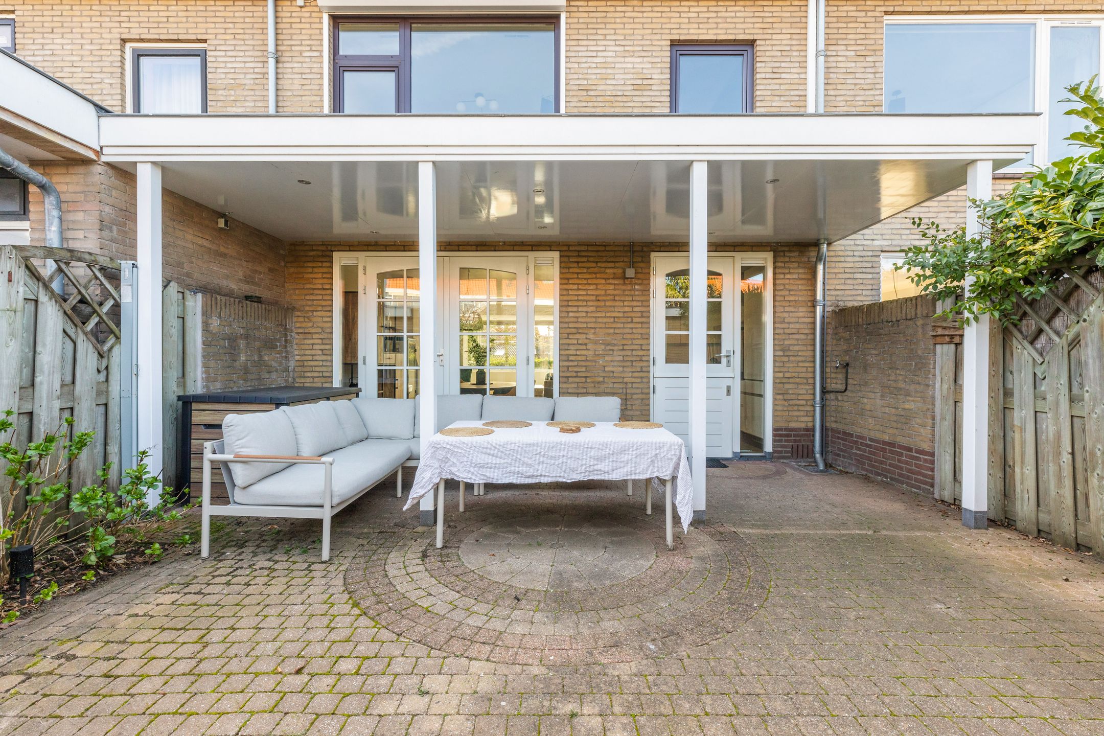 Spacious family home with 4 bedrooms, 10 solar panels and garden veranda — 31