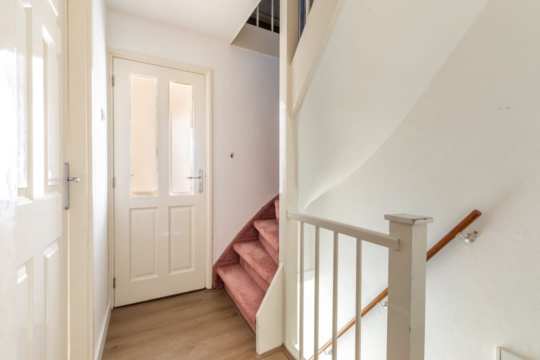 Spacious family home with 4 bedrooms, 10 solar panels and garden veranda — 24