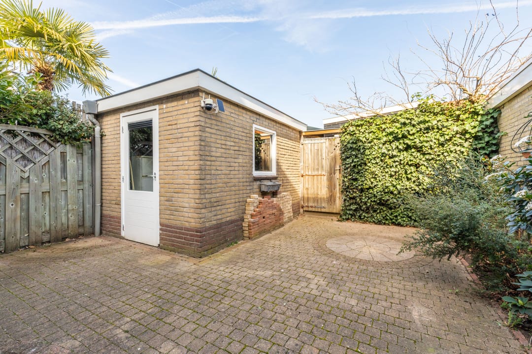 Spacious family home with 4 bedrooms, 10 solar panels and garden veranda — 29