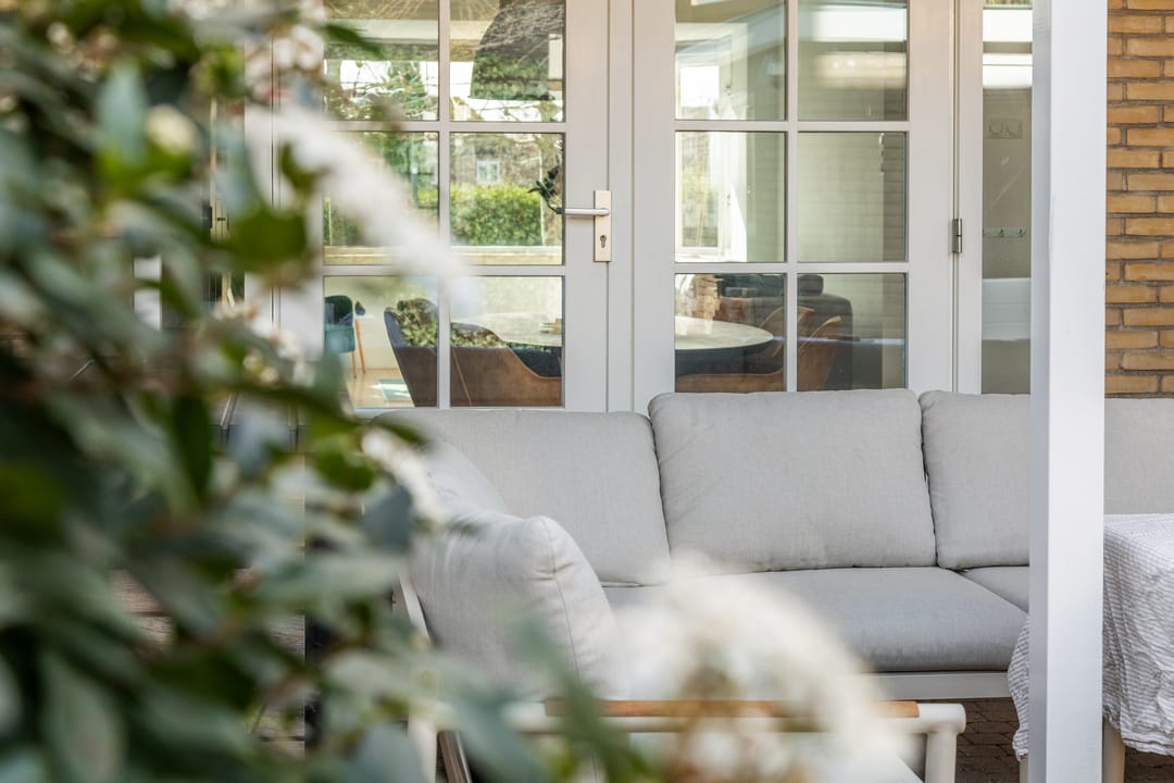 Spacious family home with 4 bedrooms, 10 solar panels and garden veranda — 30