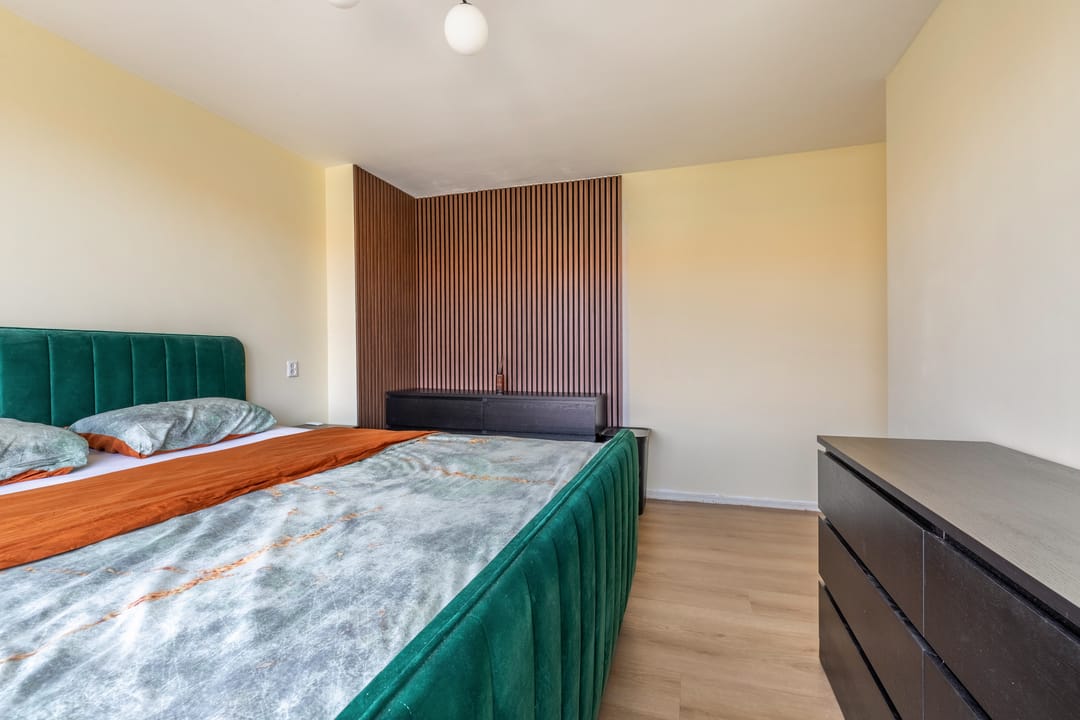 Spacious family home with 4 bedrooms, 10 solar panels and garden veranda — 20