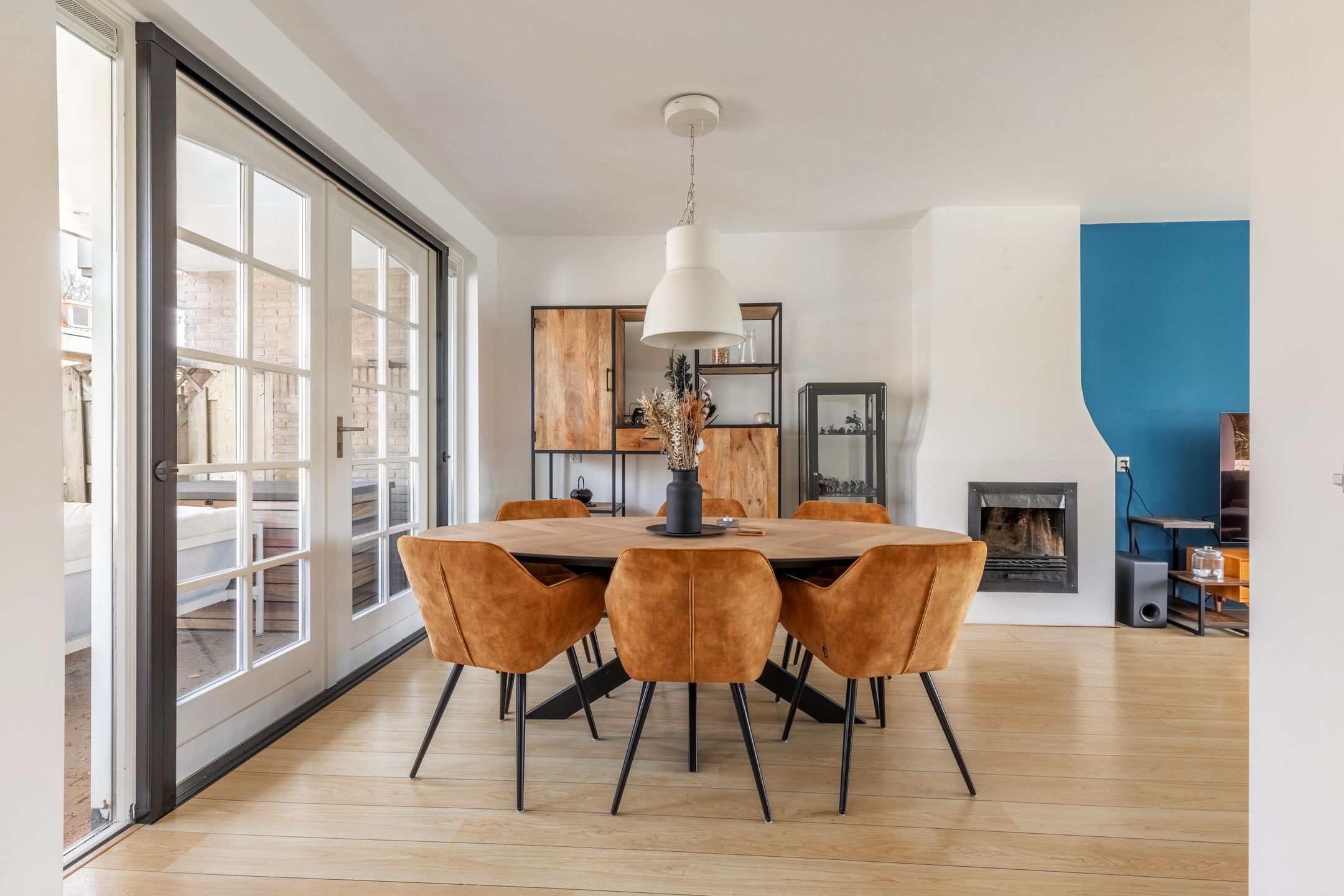 Spacious family home with 4 bedrooms, 10 solar panels and garden veranda — 13