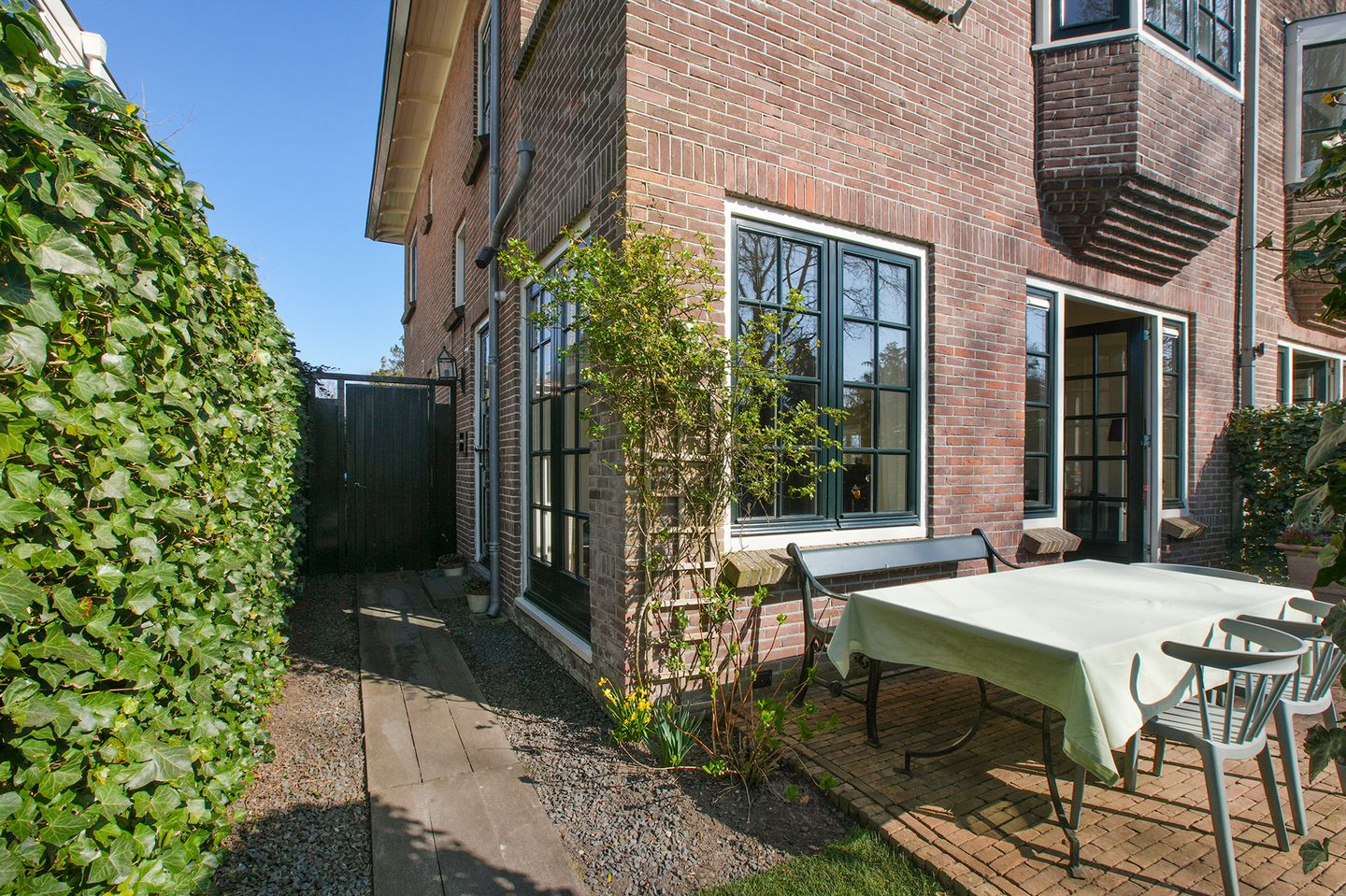 Characterful 1920s Semi-Detached Home with Sunny Garden in Bussum — 49