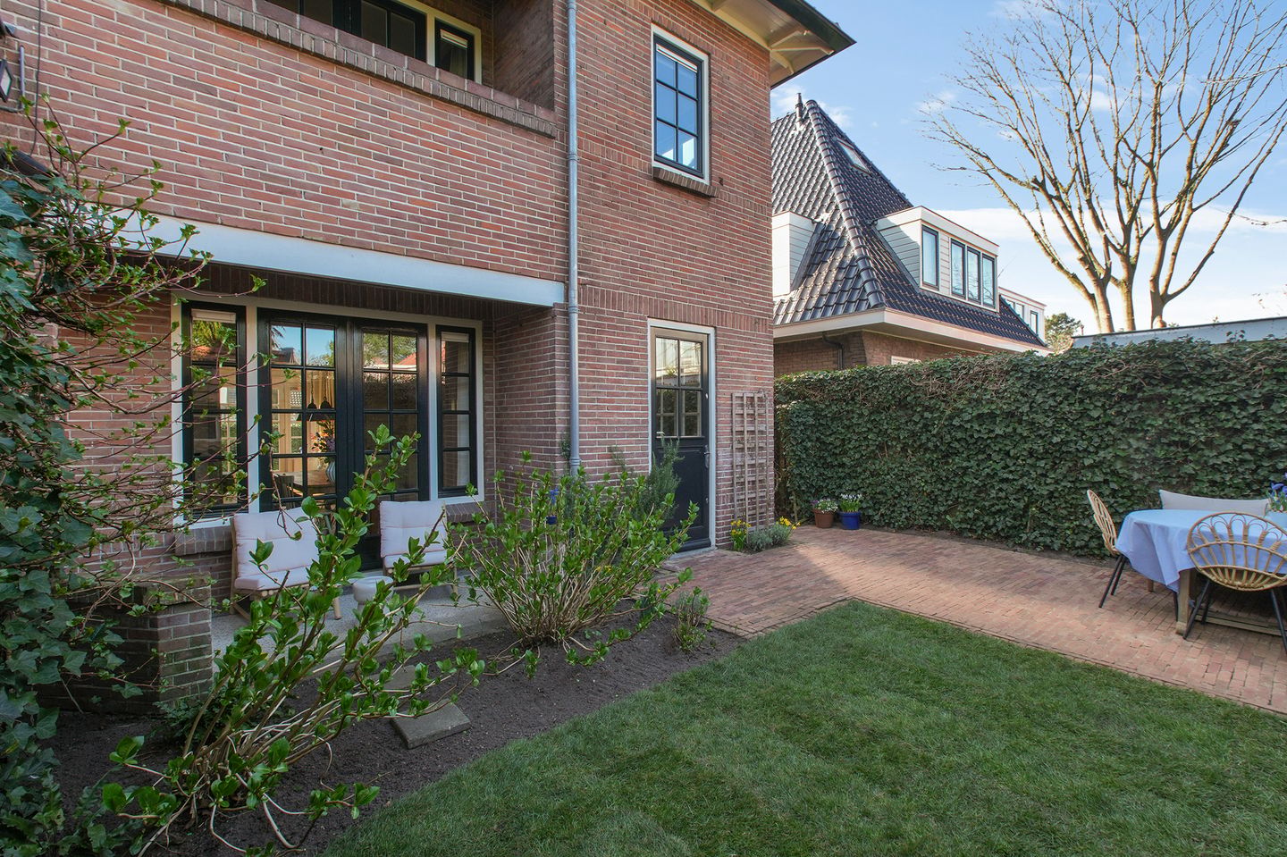 Characterful 1920s Semi-Detached Home with Sunny Garden in Bussum — 54