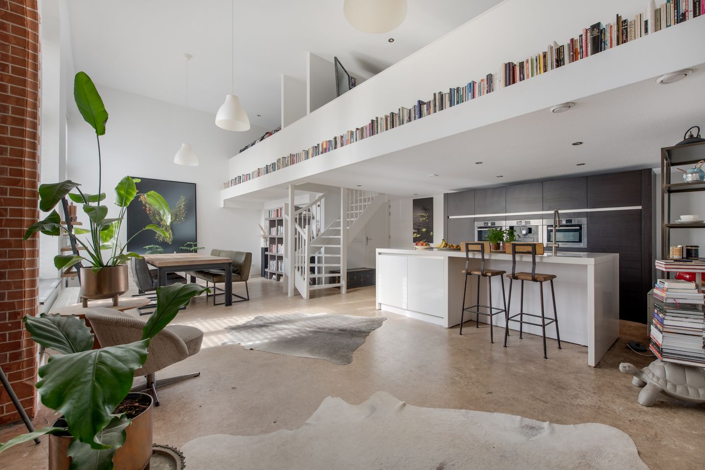 Historic Chapel Apartment with Bijvoet Stained Glass in Haarlem Monument — 13
