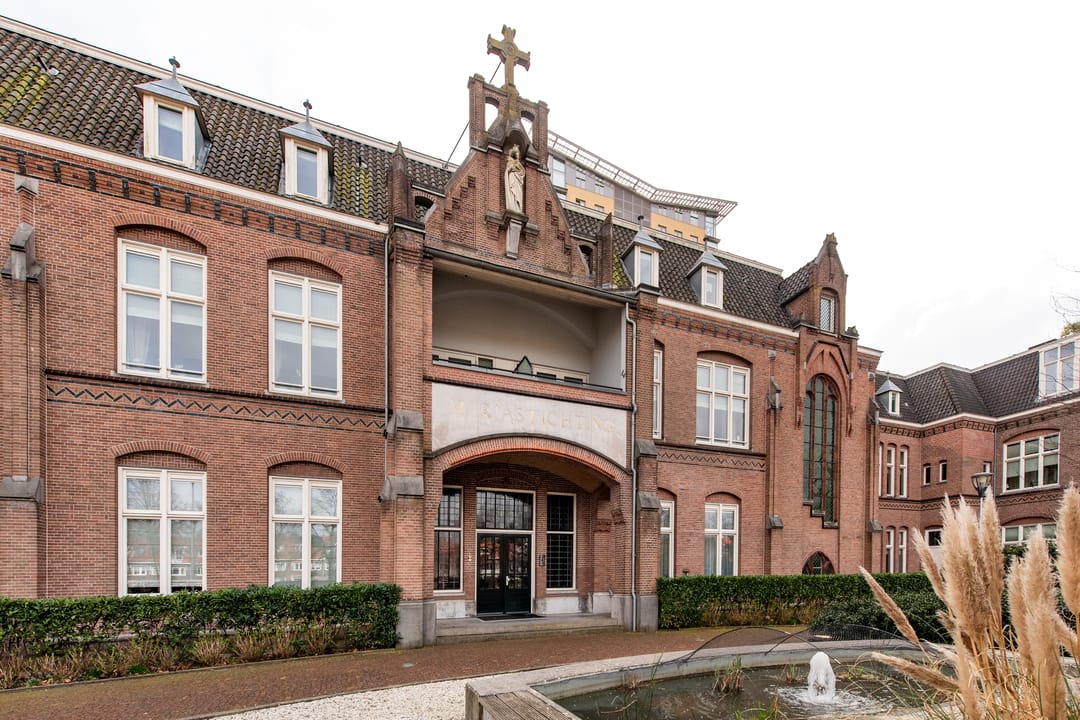 Historic Chapel Apartment with Bijvoet Stained Glass in Haarlem Monument — 26