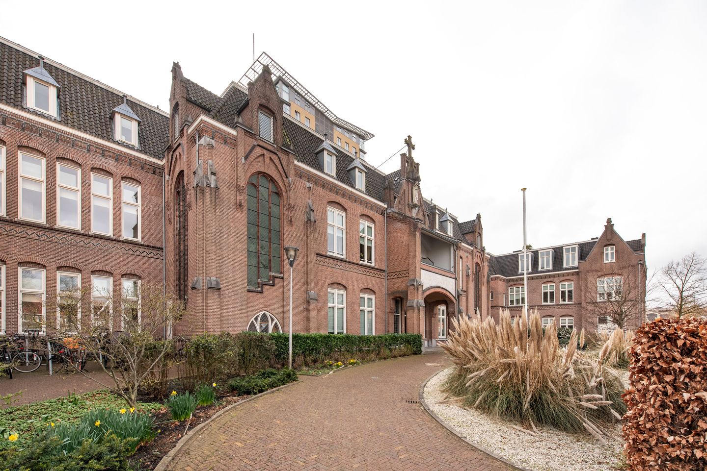 Historic Chapel Apartment with Bijvoet Stained Glass in Haarlem Monument — 27