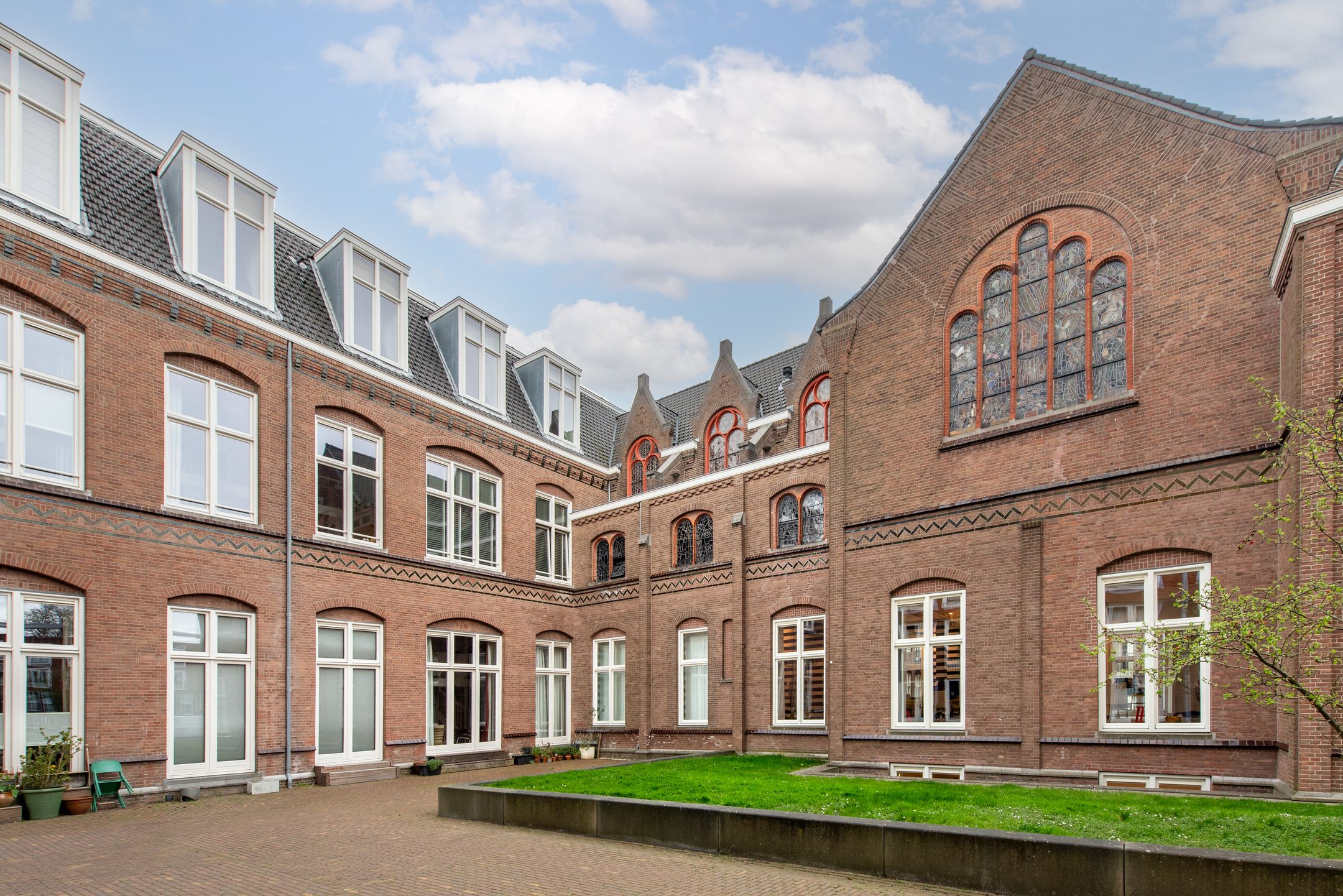 Historic Chapel Apartment with Bijvoet Stained Glass in Haarlem Monument — 31