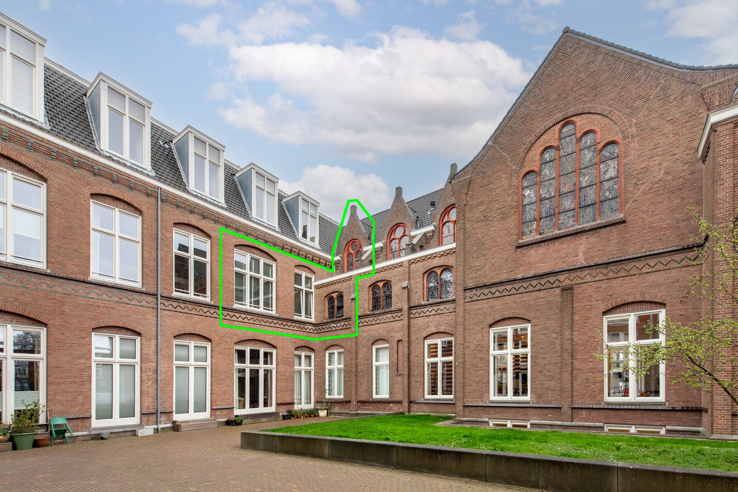 Historic Chapel Apartment with Bijvoet Stained Glass in Haarlem Monument — 32