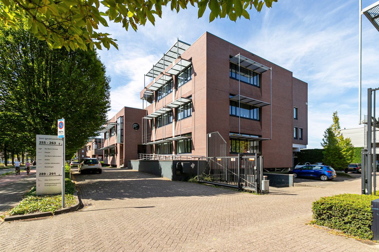 Bekijk foto 2 van St. Ignatiusstraat 255