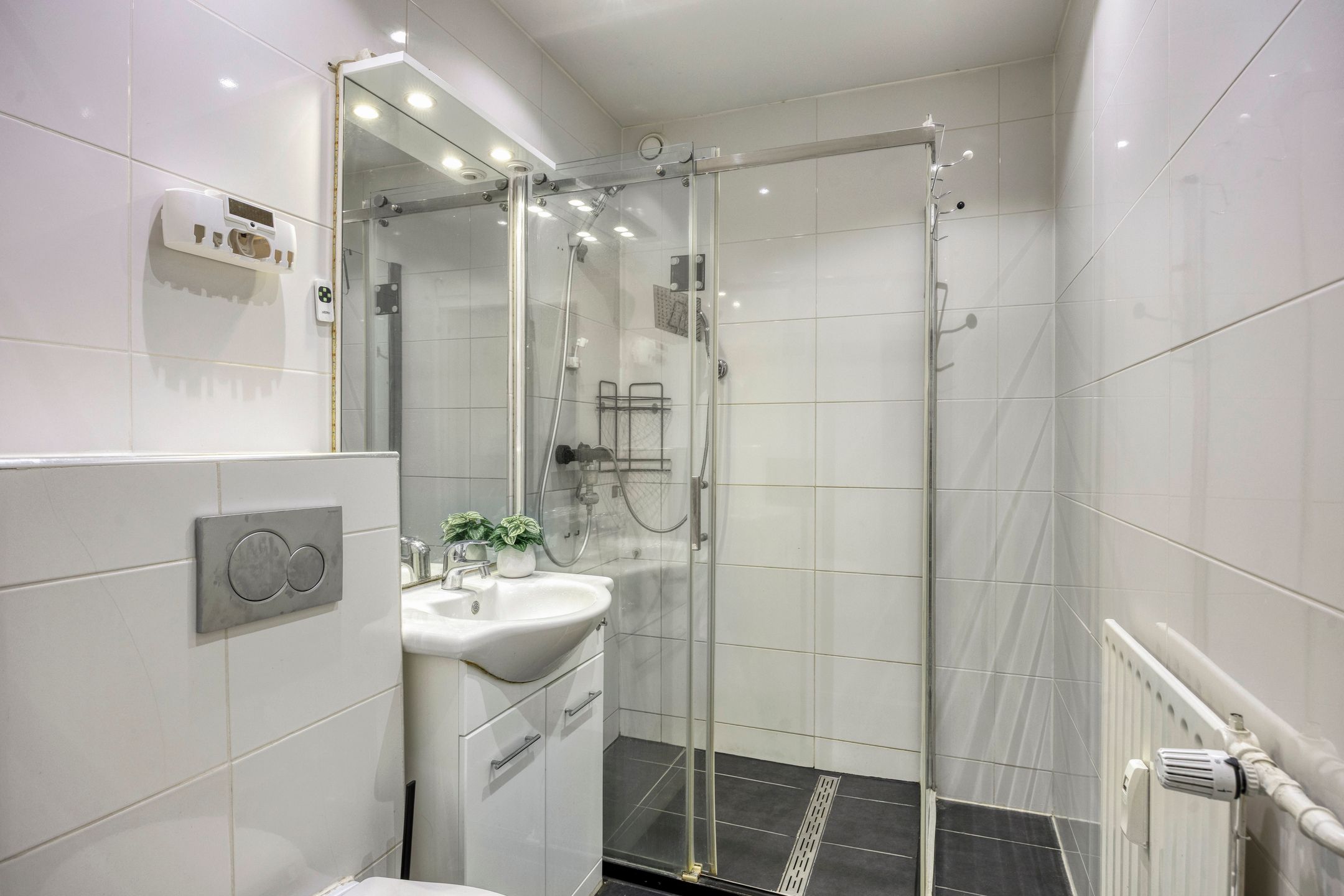 Move-in ready 1-bedroom apartment with balcony and storage in green residential area — 24