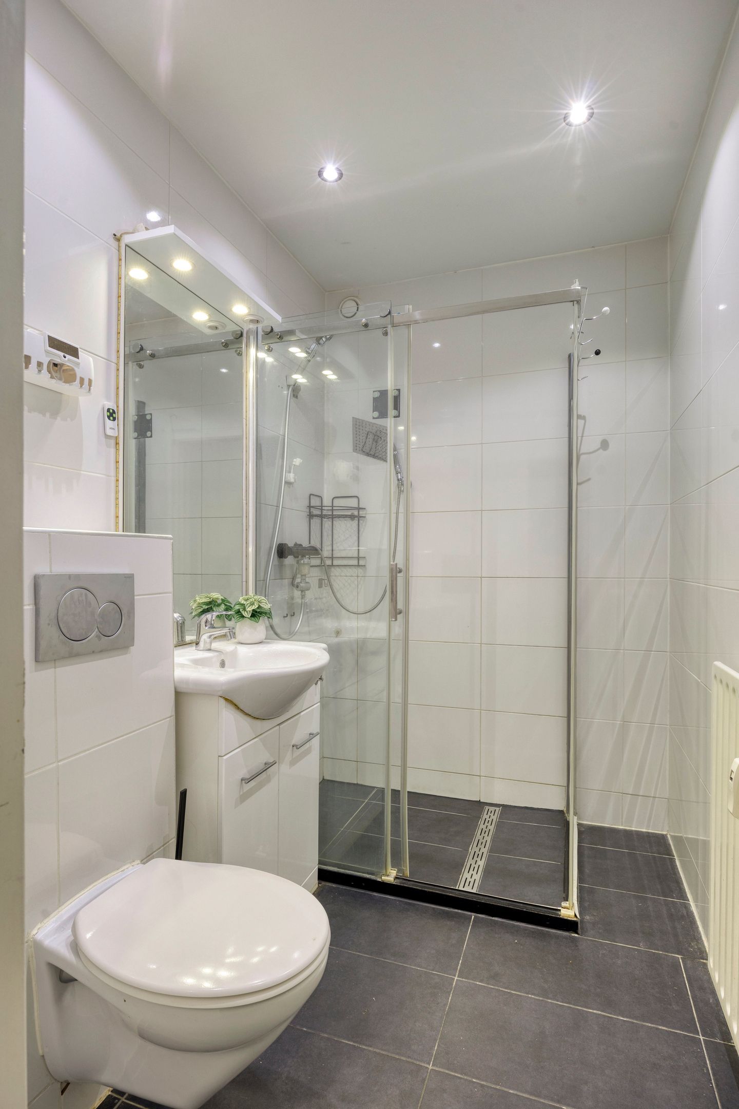 Move-in ready 1-bedroom apartment with balcony and storage in green residential area — 25