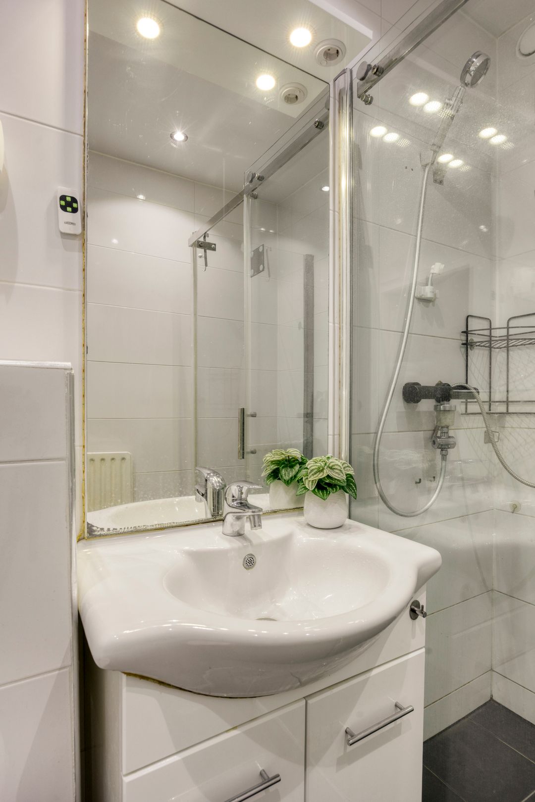 Move-in ready 1-bedroom apartment with balcony and storage in green residential area — 26