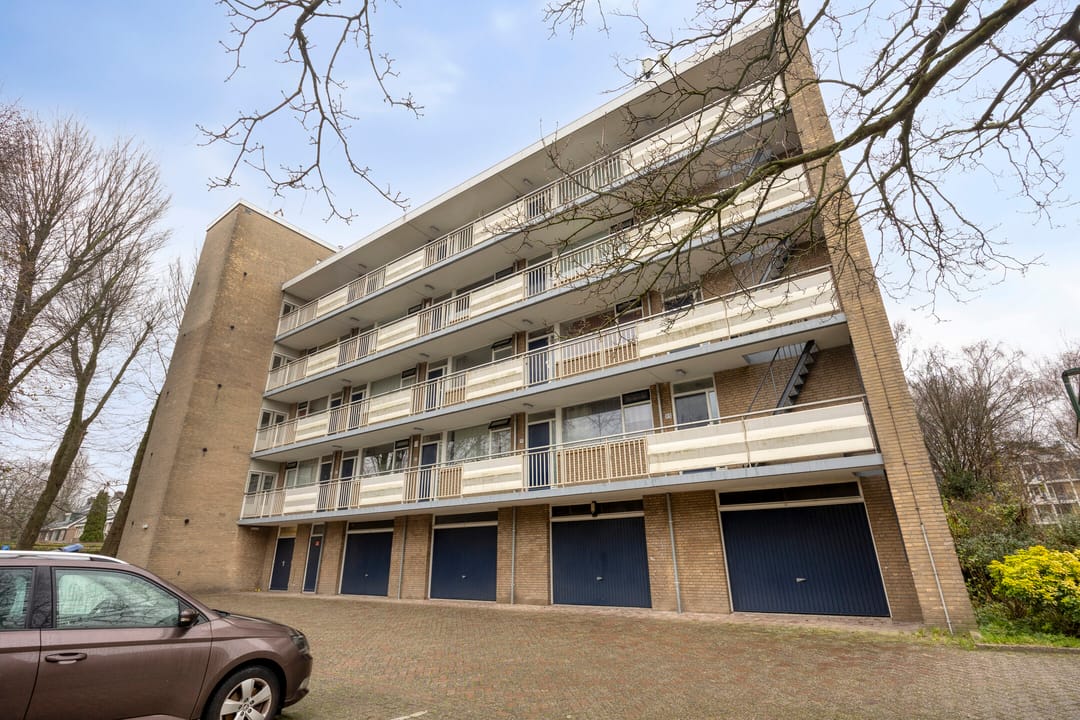 Move-in ready 1-bedroom apartment with balcony and storage in green residential area — 31