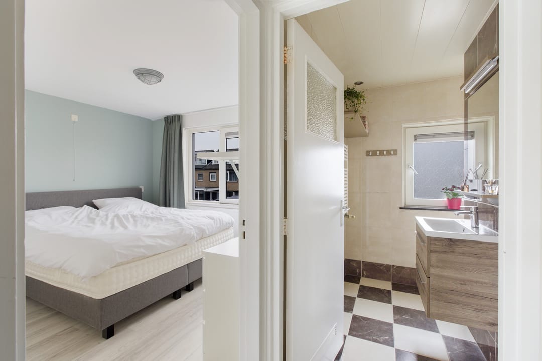 Well-Insulated Terraced House with Three Bedrooms in Krimpen aan de Lek — 15