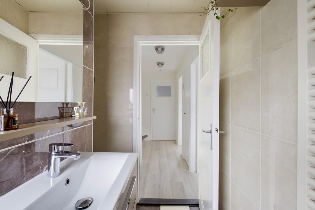 Well-Insulated Terraced House with Three Bedrooms in Krimpen aan de Lek — 24