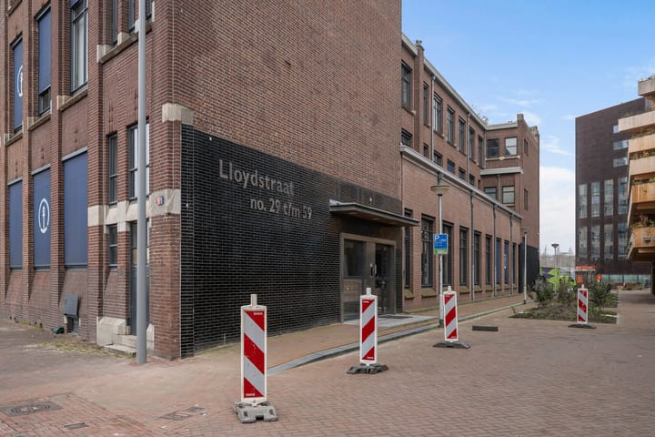 Photo 3 of Lloydstraat 43