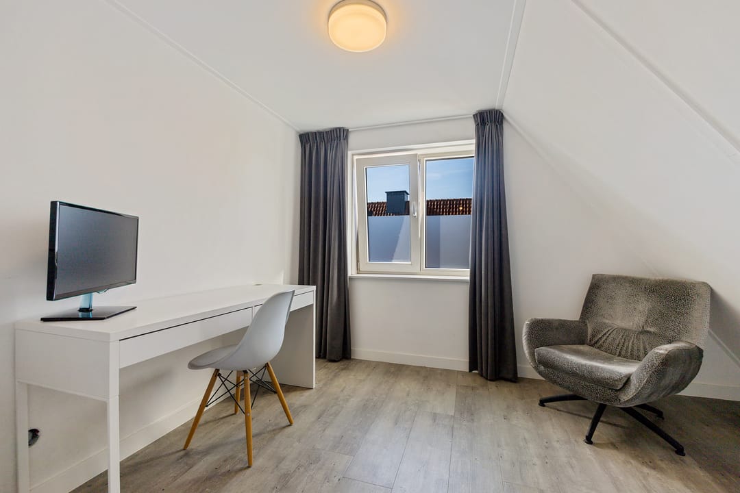 Spacious Move-in Ready Home in Popular De Laares Neighborhood — 35