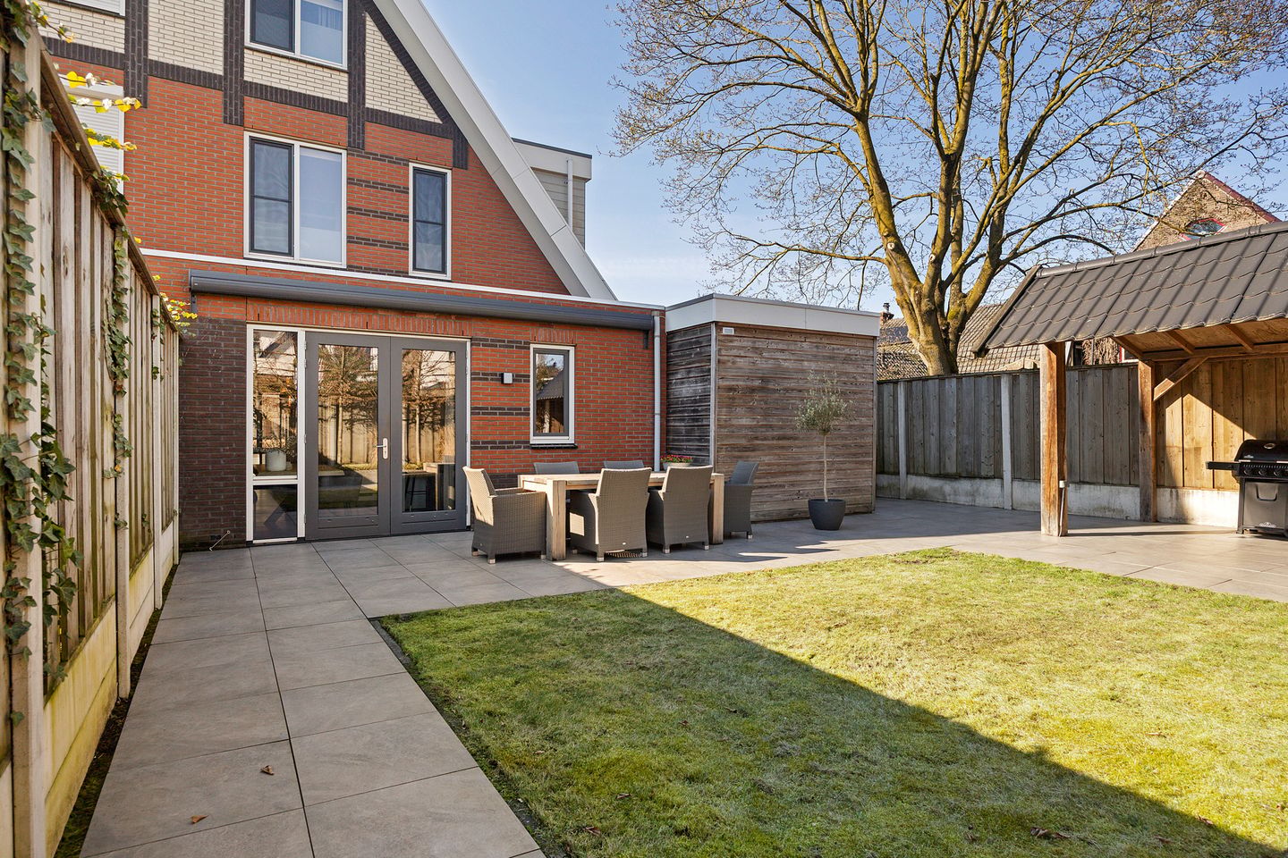Spacious Move-in Ready Home in Popular De Laares Neighborhood — 38