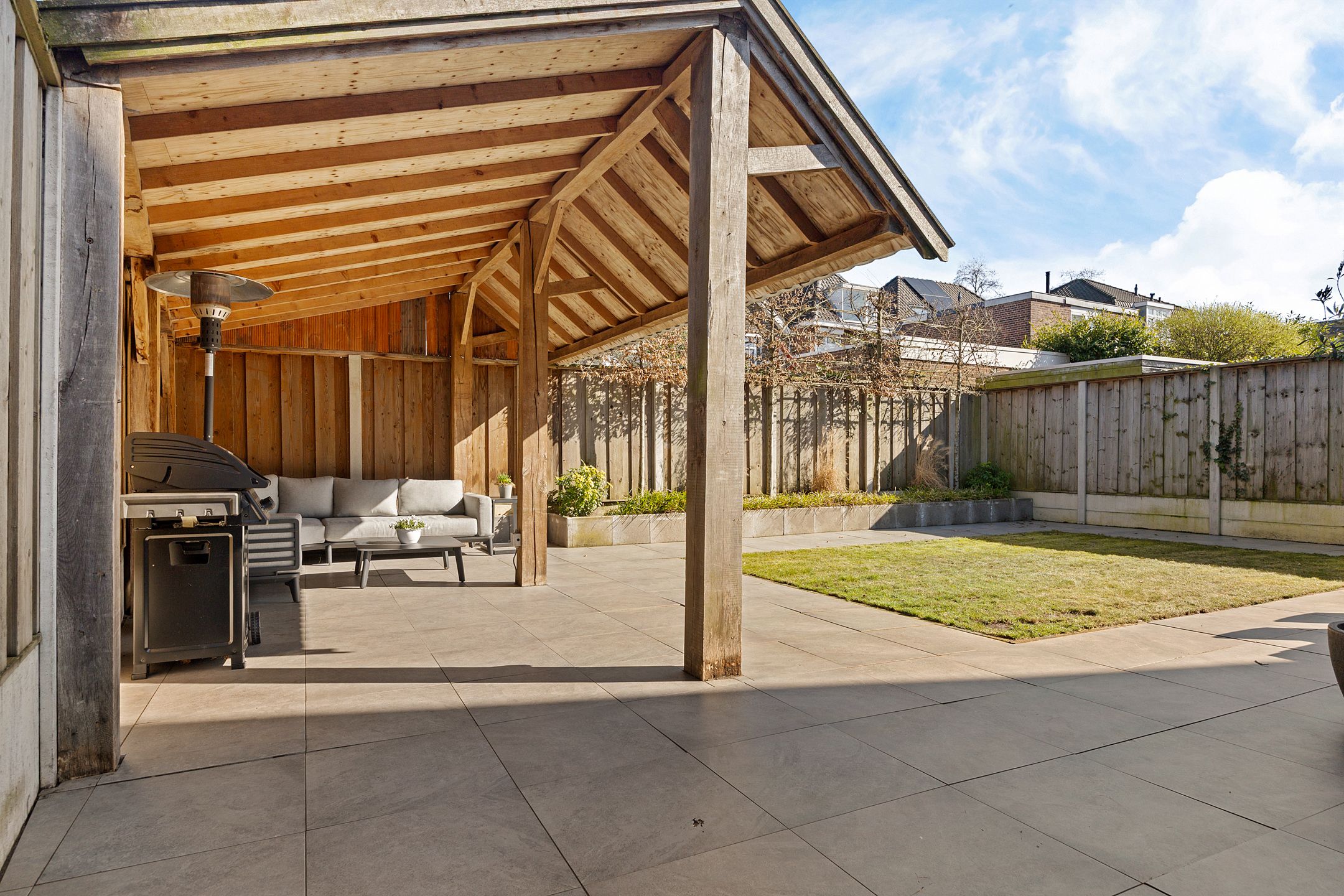Spacious Move-in Ready Home in Popular De Laares Neighborhood — 40
