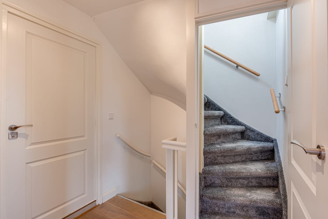 Spacious corner home with south-facing garden and garage in Loosdrecht — 28