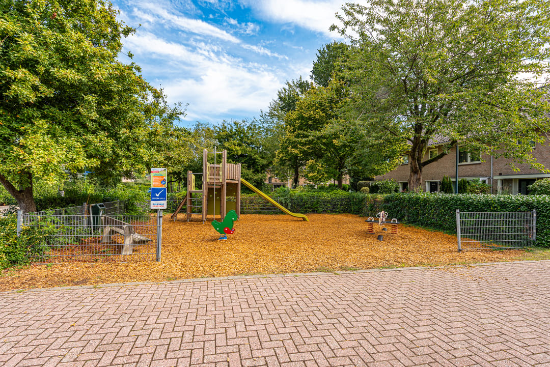 Spacious corner home with south-facing garden and garage in Loosdrecht — 31