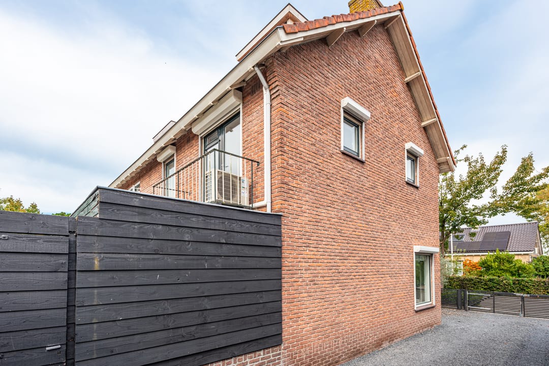 Spacious corner home with south-facing garden and garage in Loosdrecht — 32