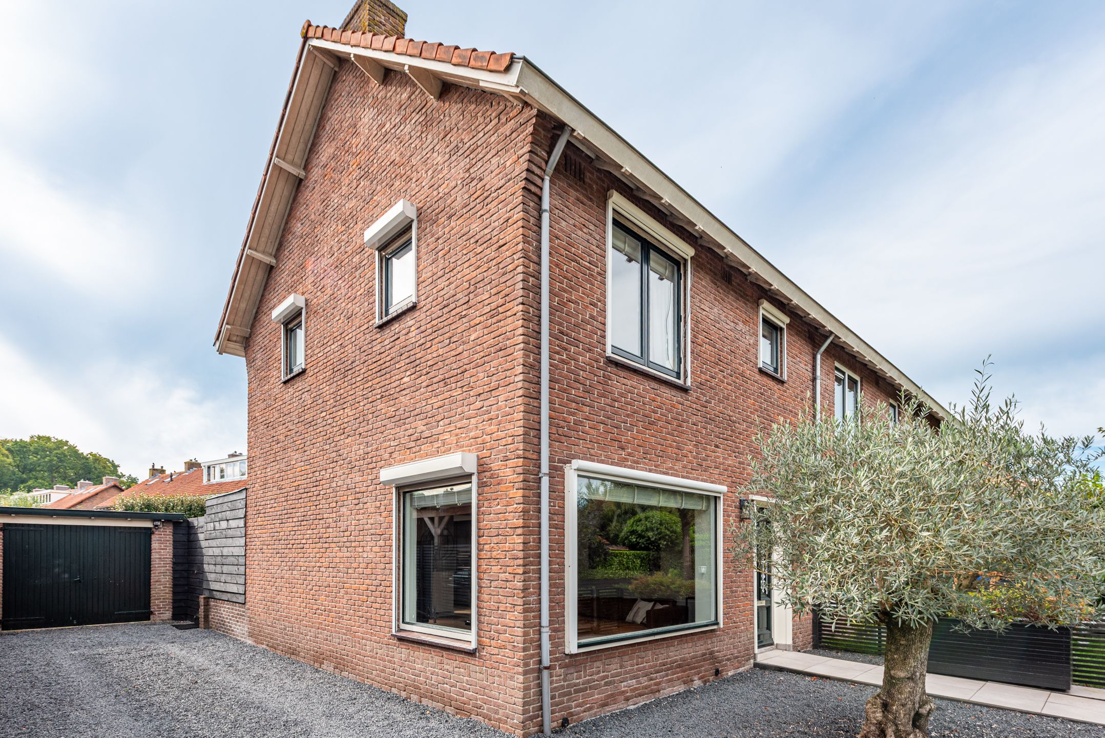 Spacious corner home with south-facing garden and garage in Loosdrecht — 33
