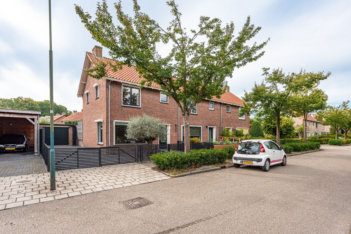 Spacious corner home with south-facing garden and garage in Loosdrecht — 34