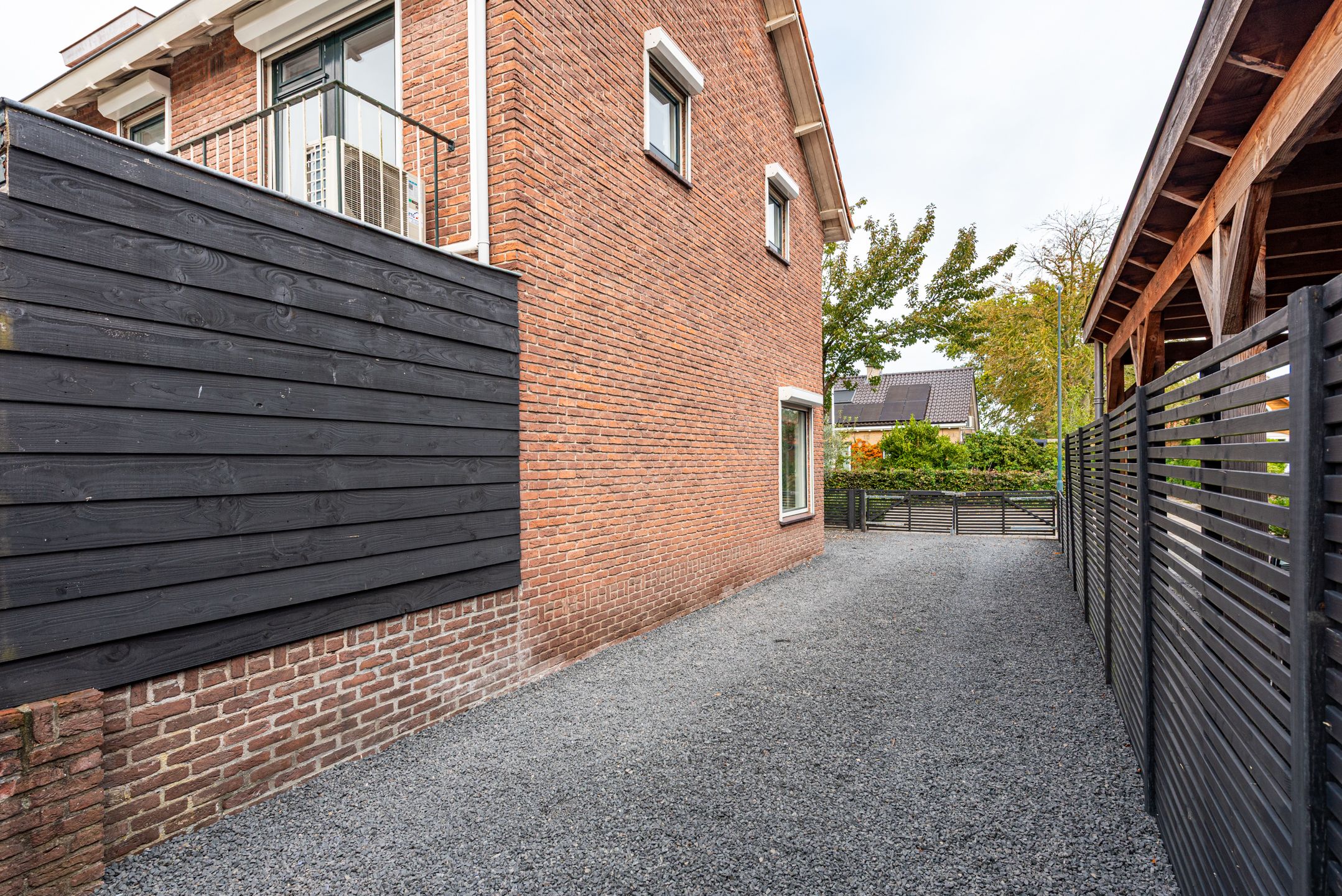 Spacious corner home with south-facing garden and garage in Loosdrecht — 36