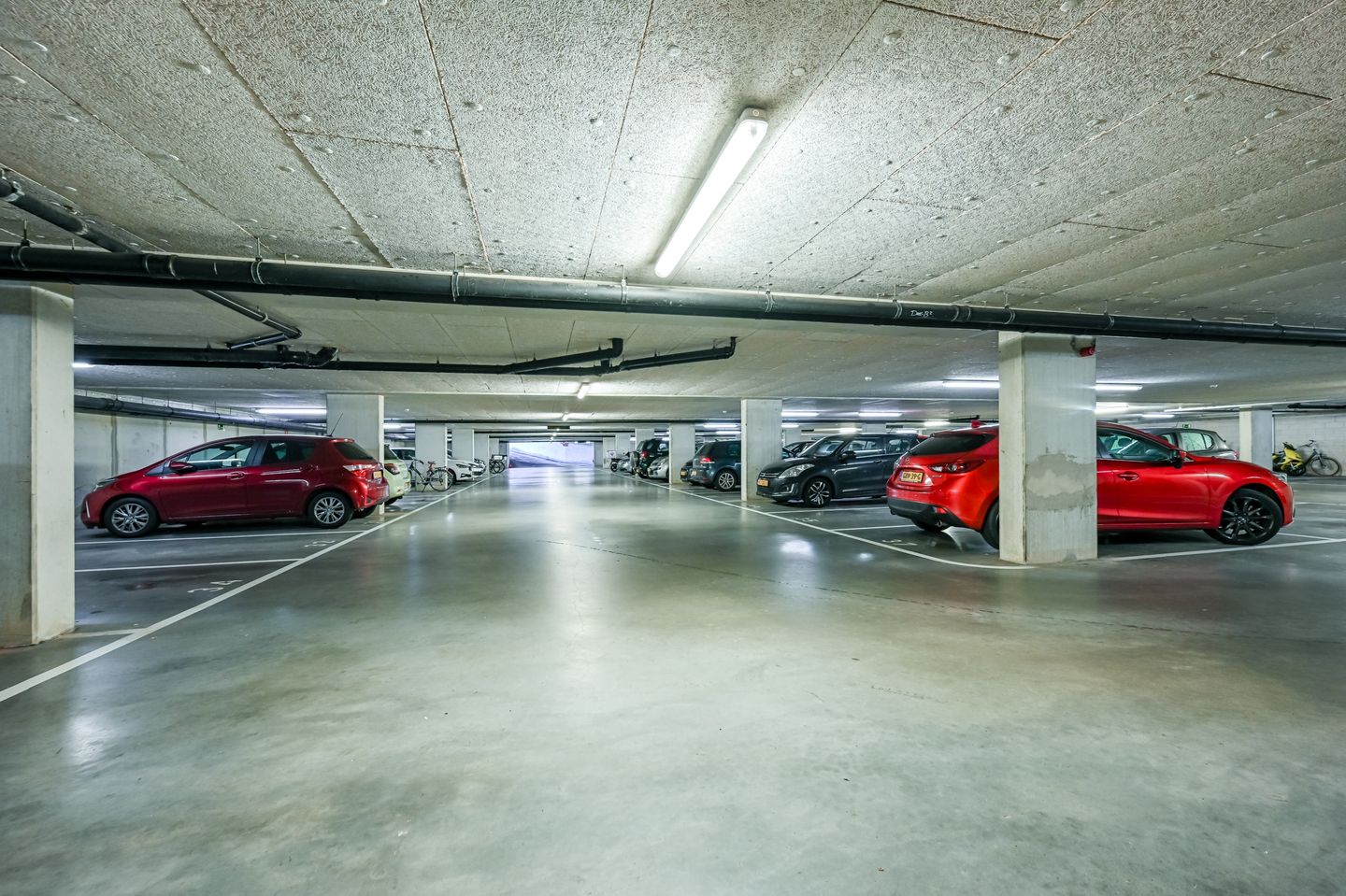 Move-in ready apartment in Spijkenisse center with private parking — 28