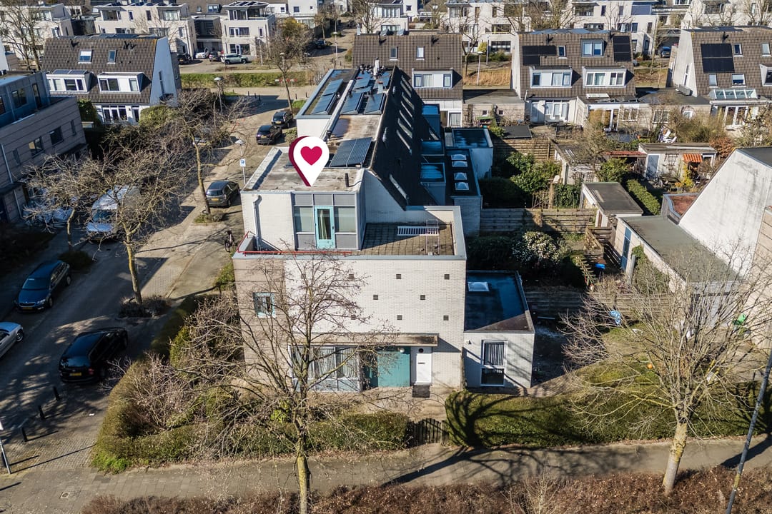 Ruime hoekwoning met tuin, dakterras en garage in Voordorp
