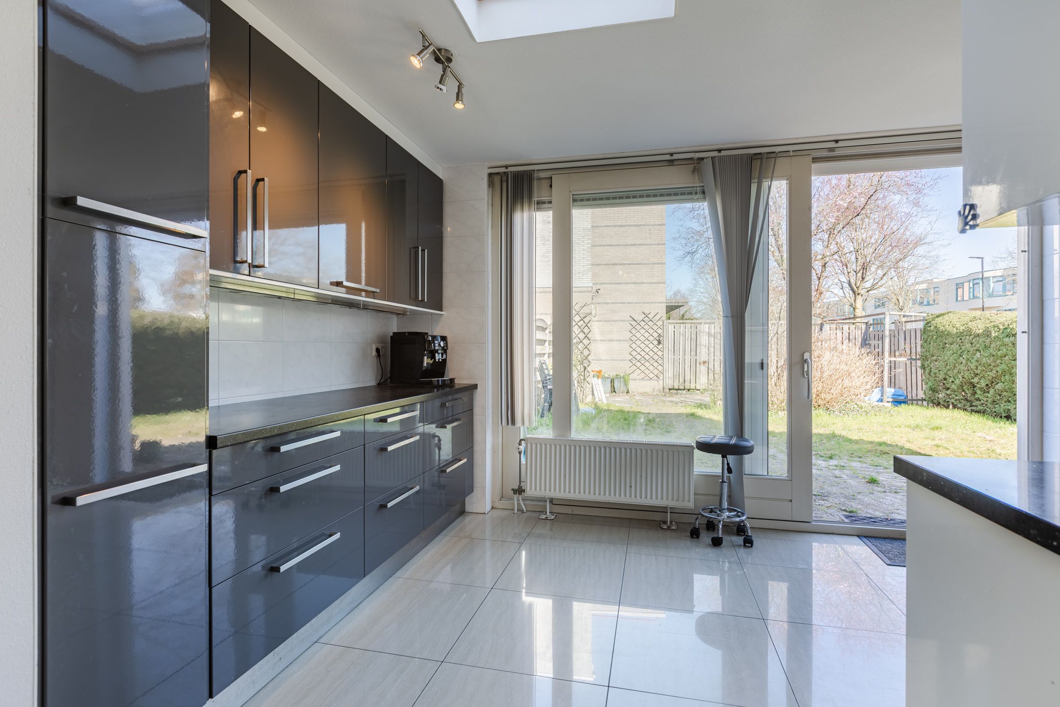 Spacious corner home with garden, roof terrace, and garage in Voordorp — 12