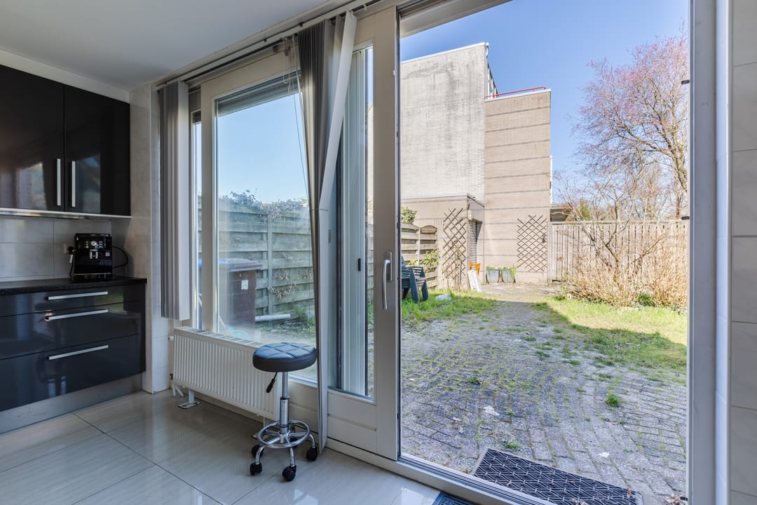Spacious corner home with garden, roof terrace, and garage in Voordorp — 14