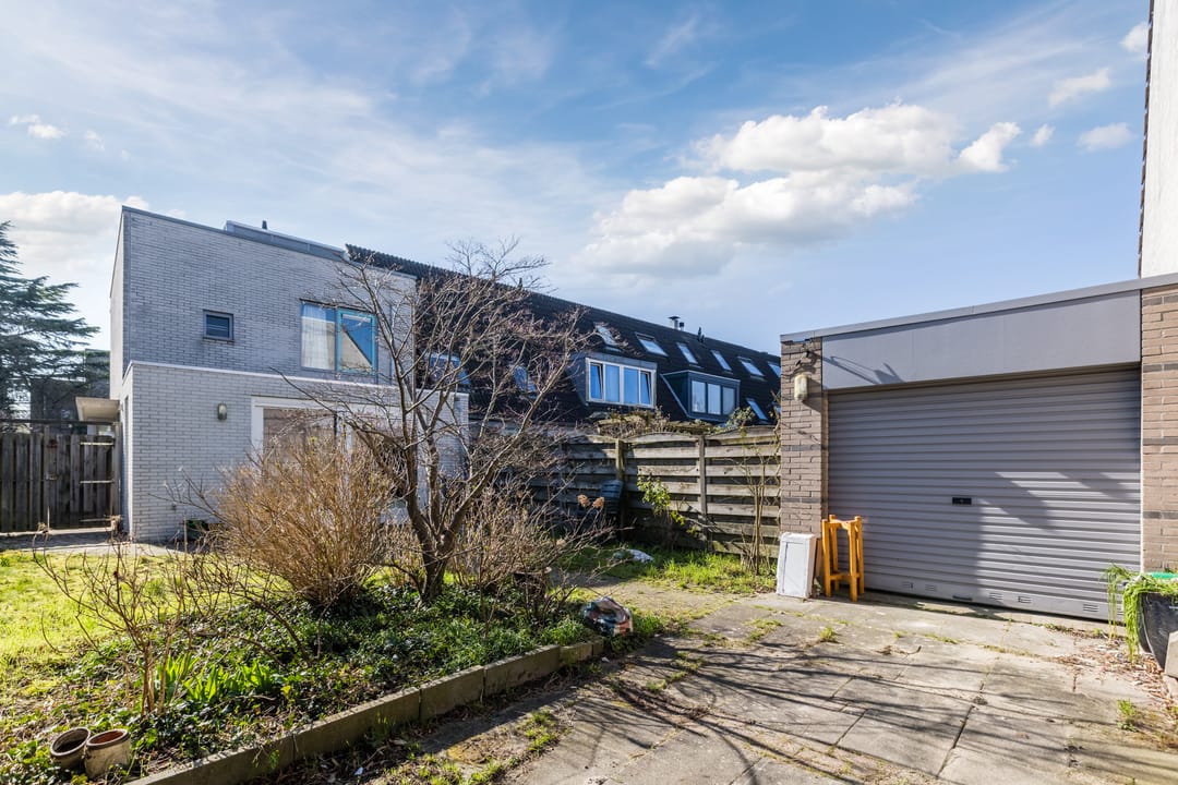 Spacious corner home with garden, roof terrace, and garage in Voordorp — 19