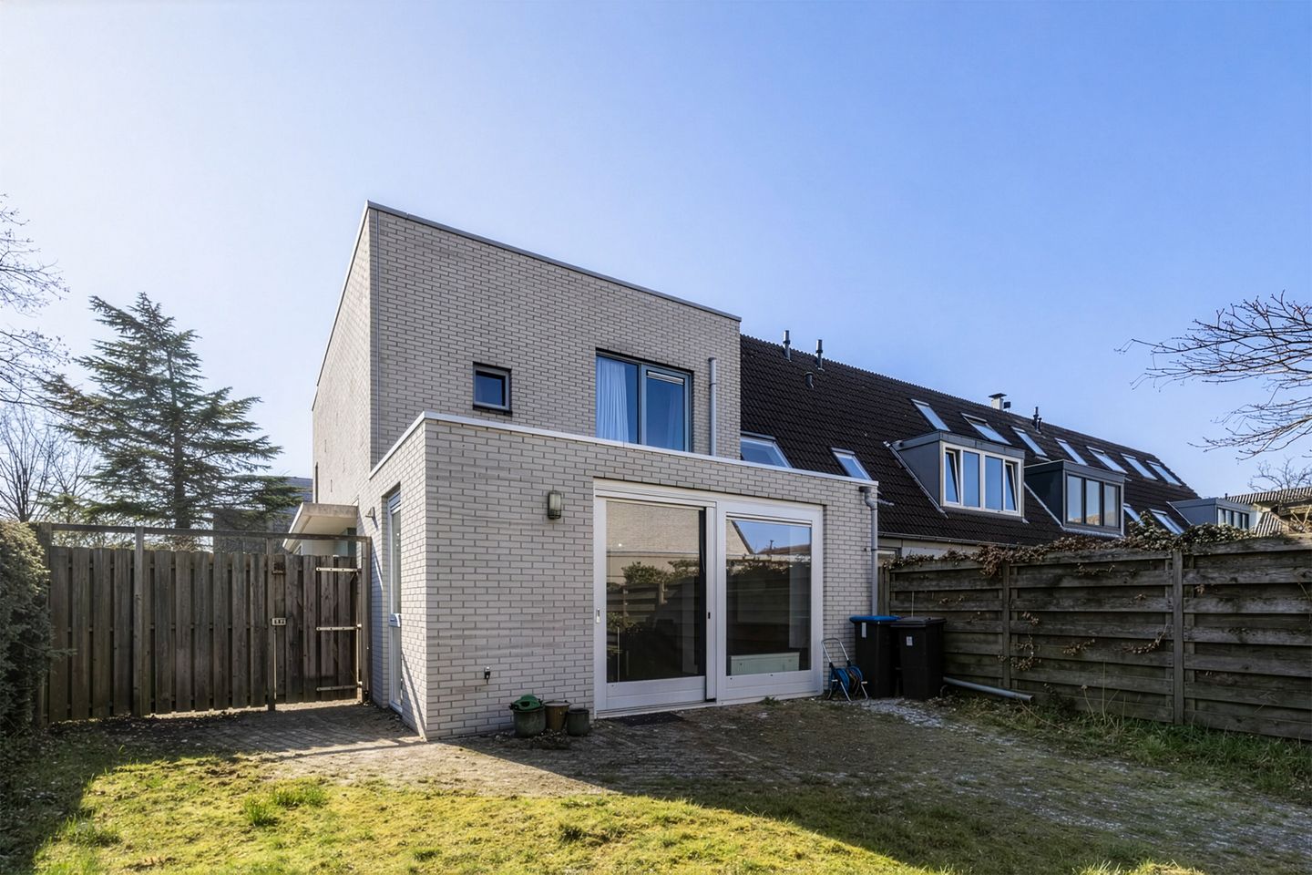 Spacious corner home with garden, roof terrace, and garage in Voordorp — 22