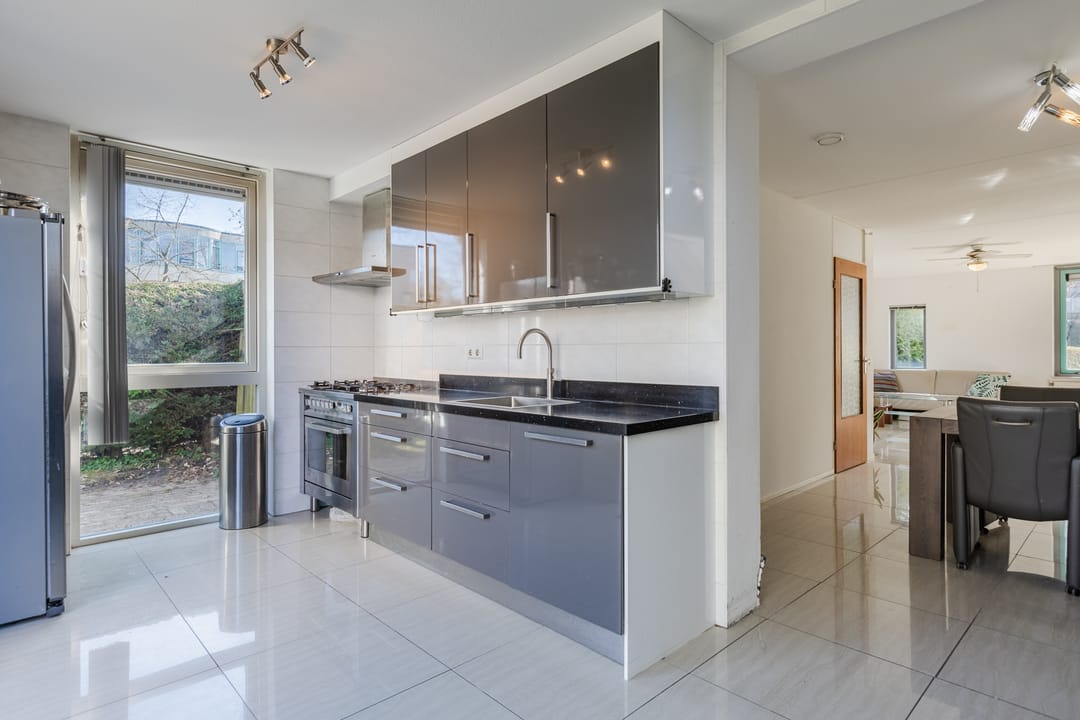 Spacious corner home with garden, roof terrace, and garage in Voordorp — 25