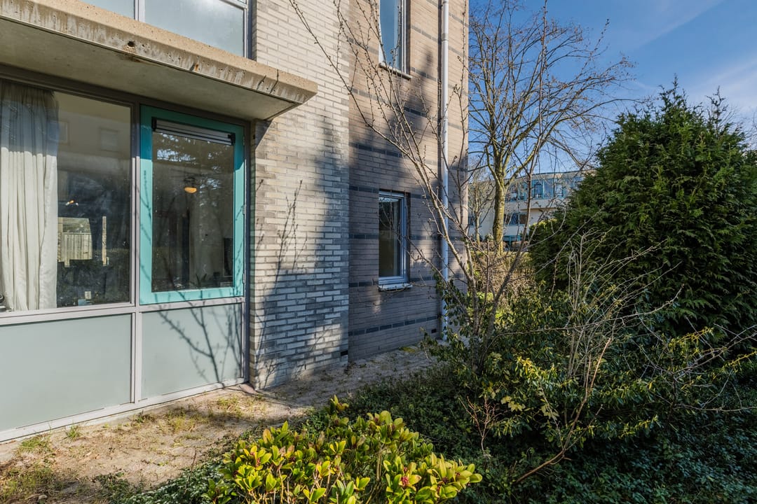 Spacious corner home with garden, roof terrace, and garage in Voordorp — 49