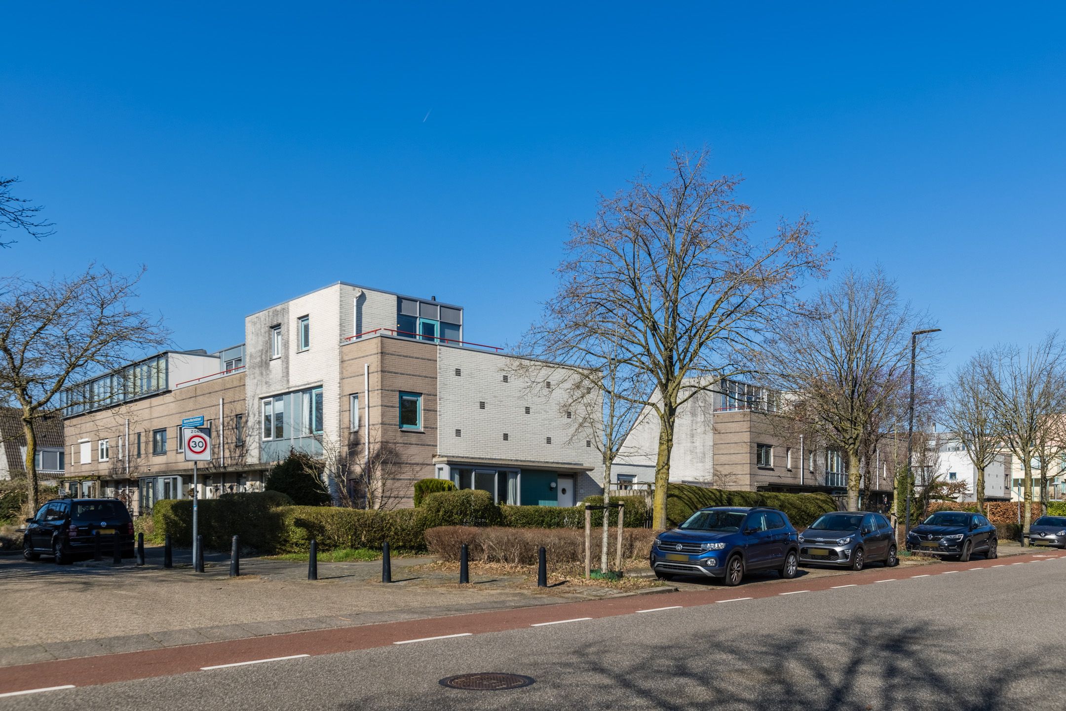 Spacious corner home with garden, roof terrace, and garage in Voordorp — 51