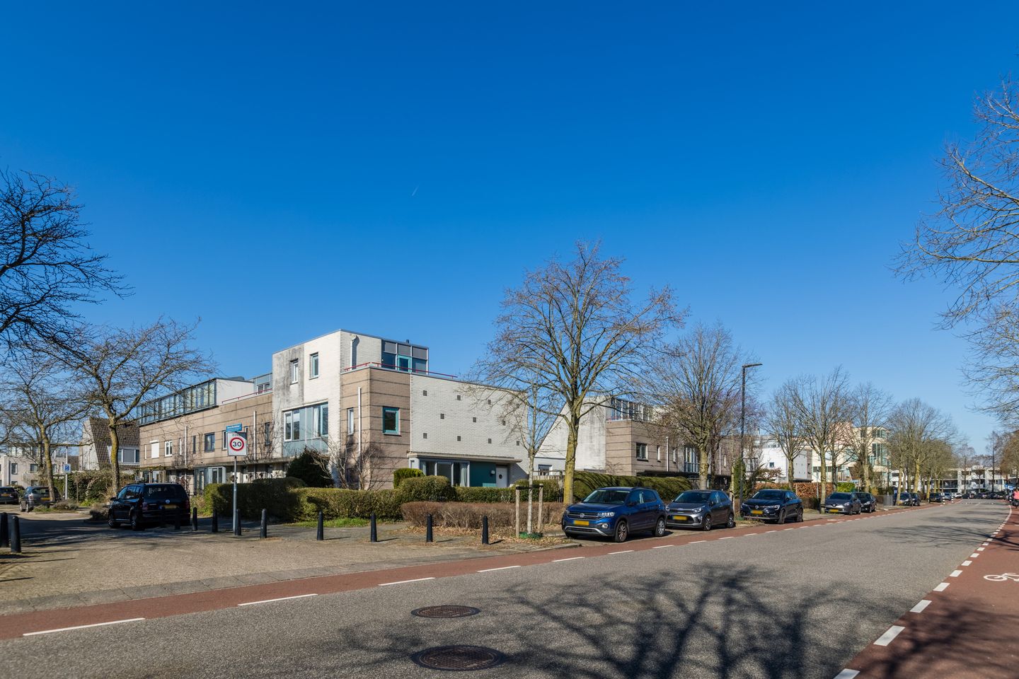 Spacious corner home with garden, roof terrace, and garage in Voordorp — 52