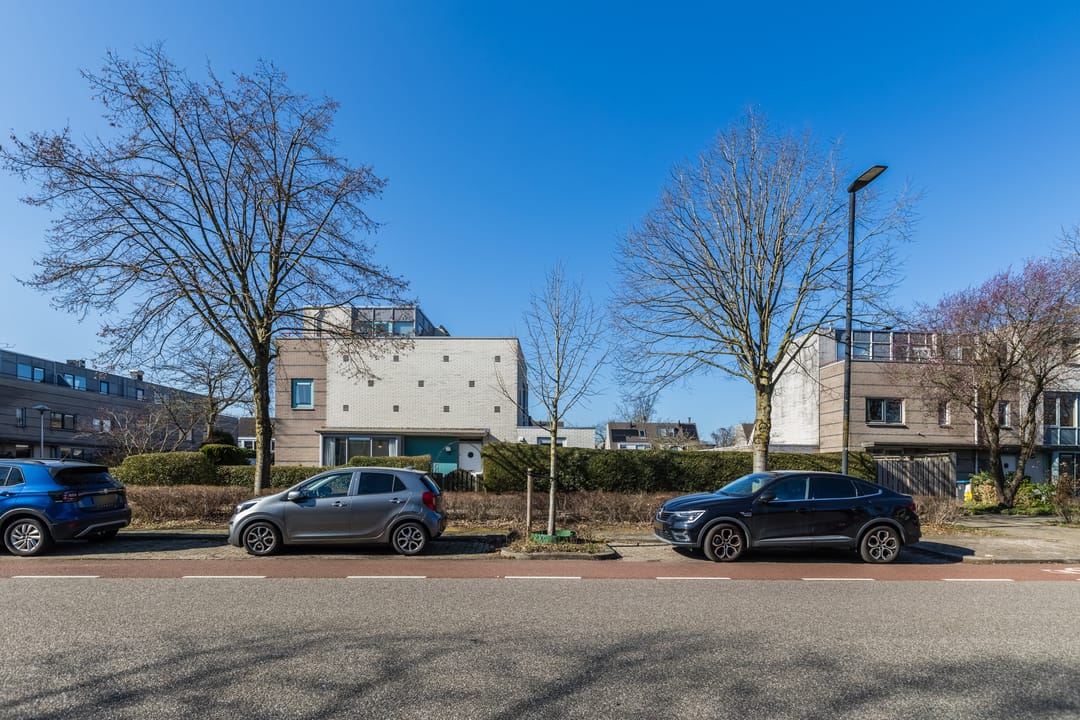 Spacious corner home with garden, roof terrace, and garage in Voordorp — 53