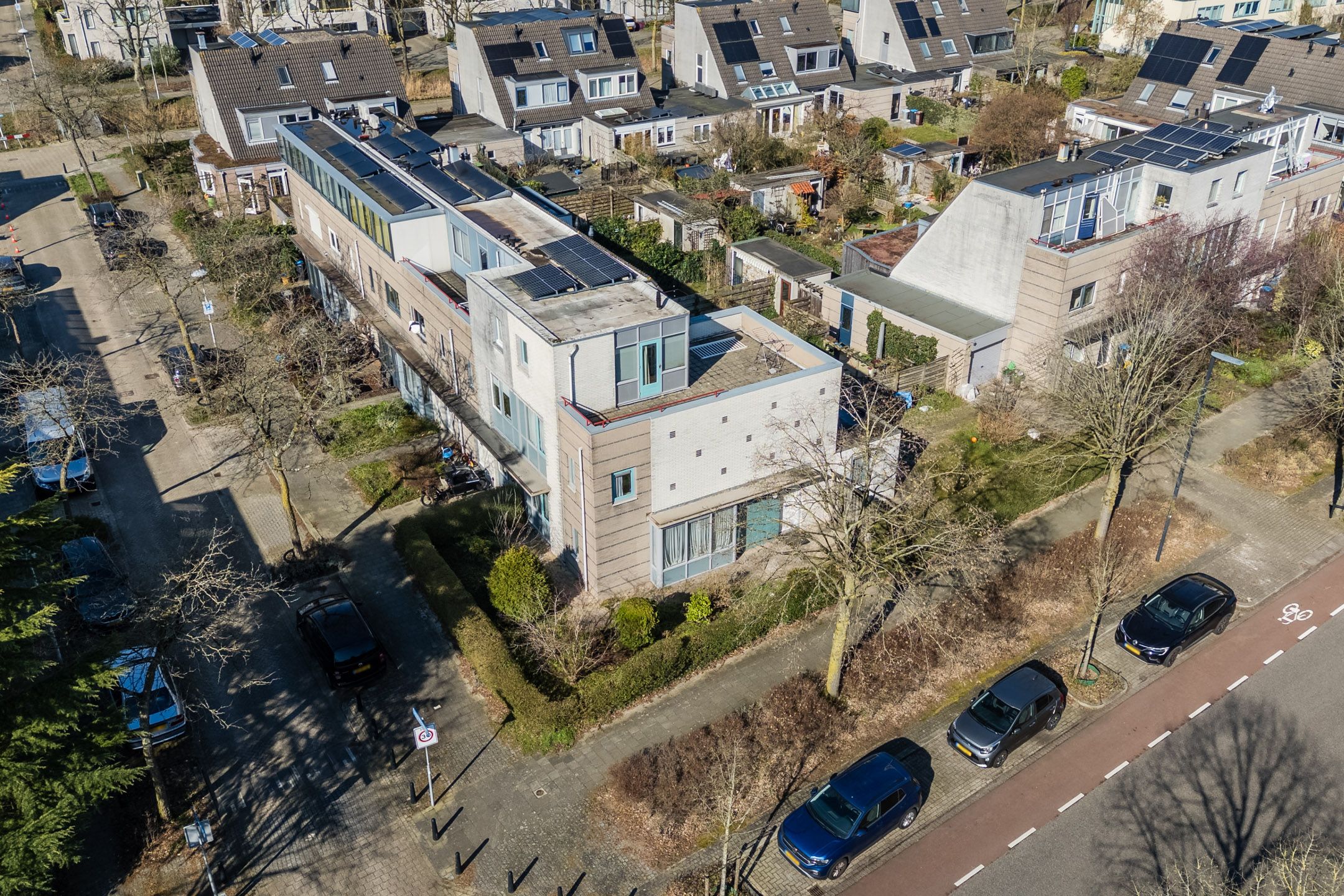 Spacious corner home with garden, roof terrace, and garage in Voordorp — 57