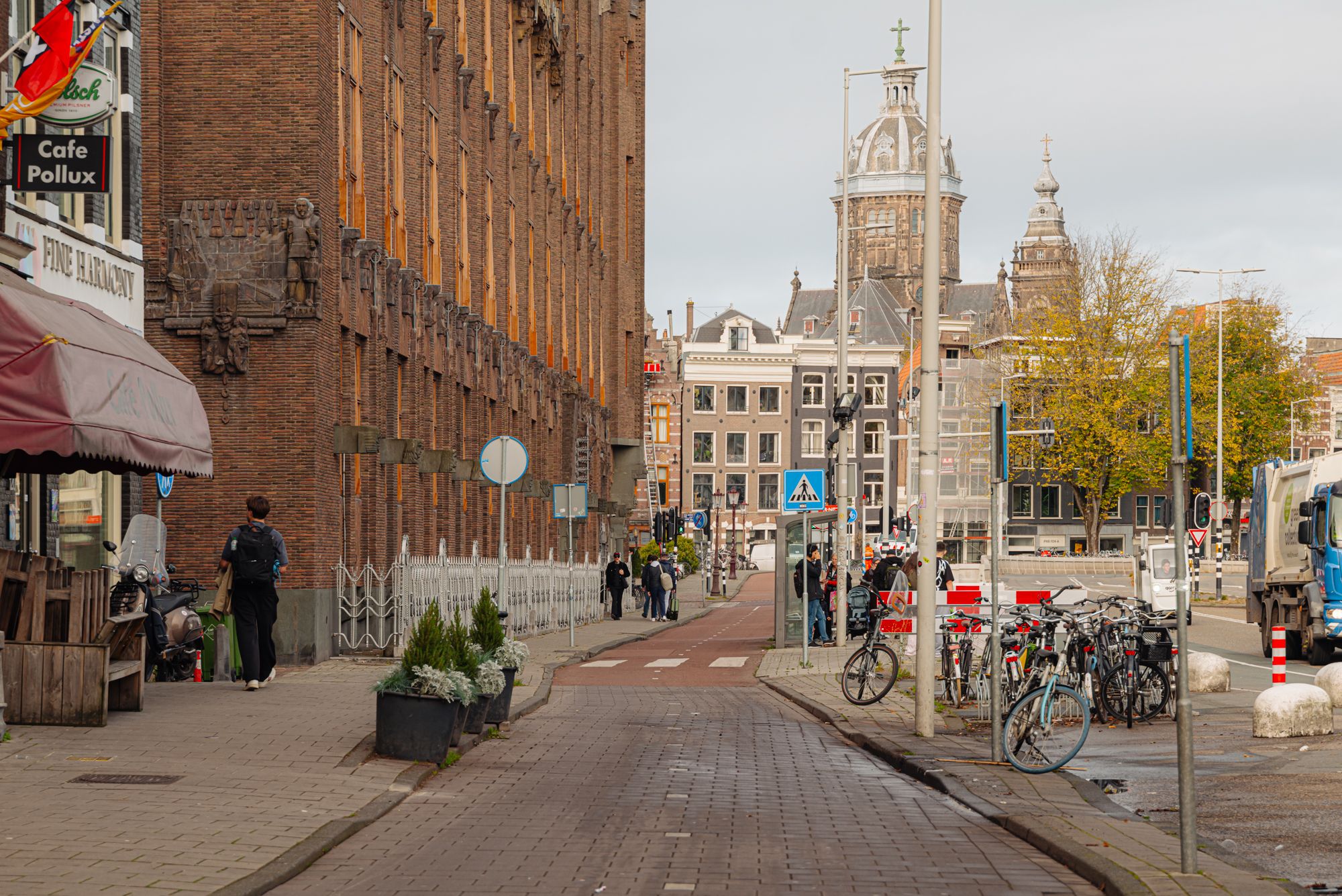 Charming apartment with city and water views in Amsterdam's historic centre — 15